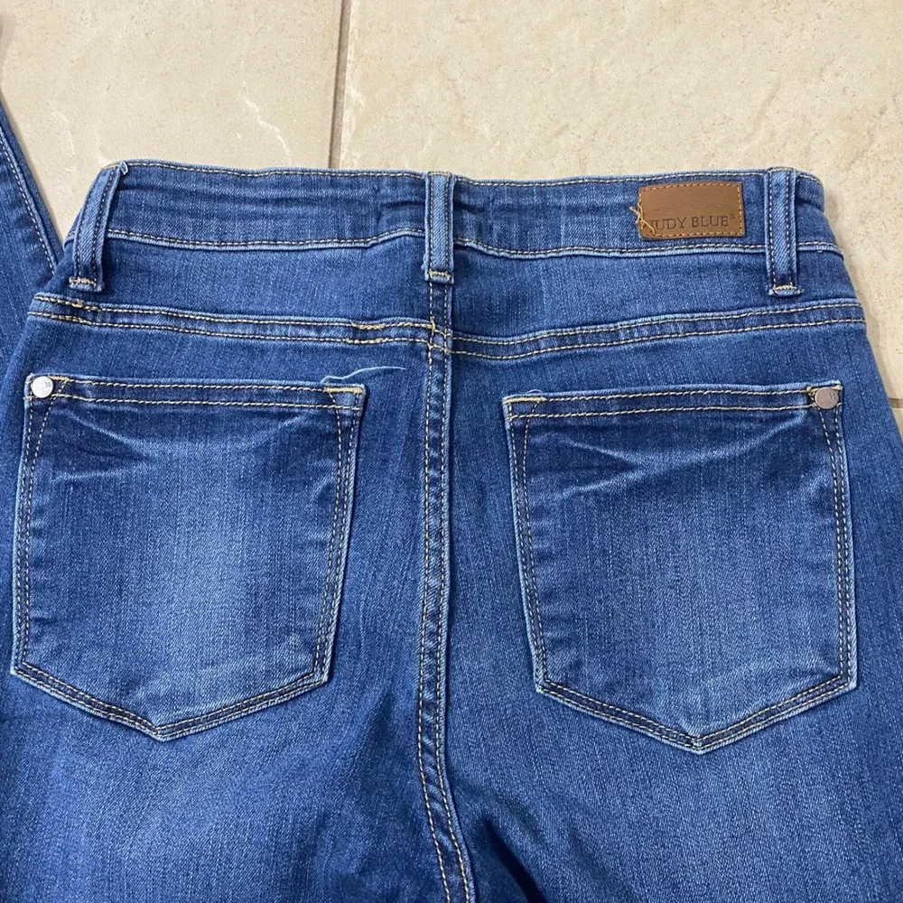 Judy Blue Relaxed Fit High Waist Skinny Jeans Medium Wash Distressed RawHem 3/26